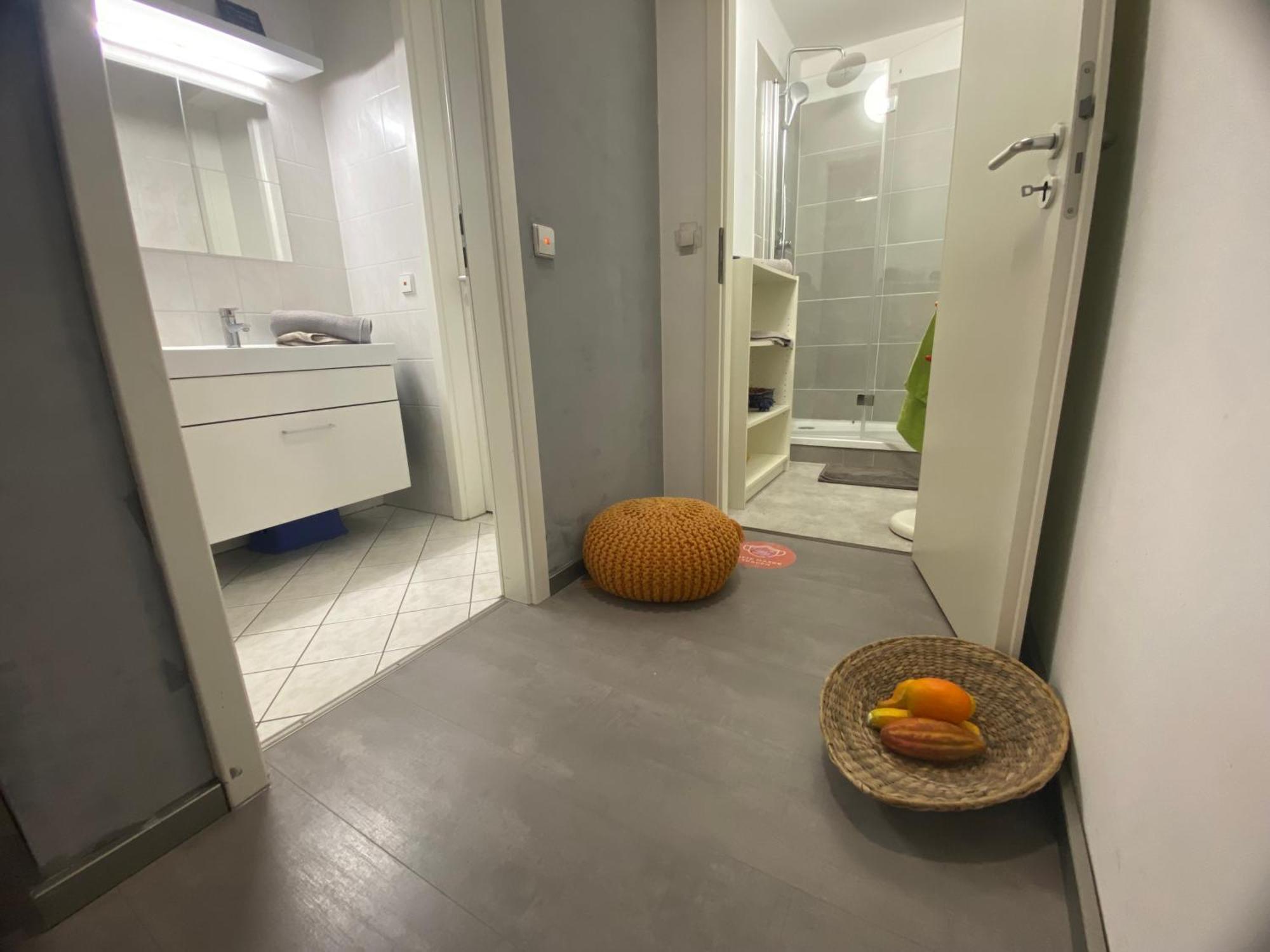 Appartement 2 Mit Gemeinschaftsraeumen, Tiefgarage *